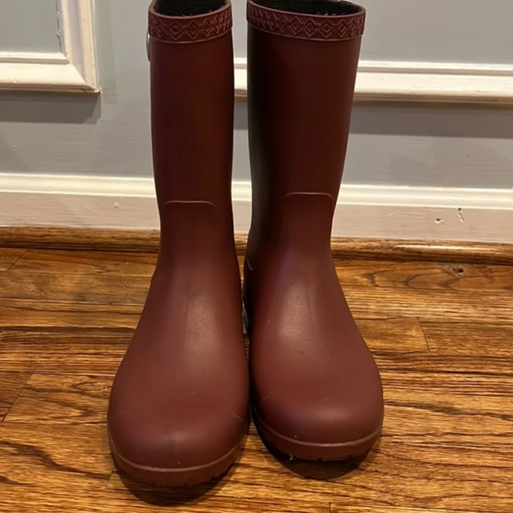 RARE UGG MAROON / CRIMSON RAIN BOOT WITH FLEECE LINED SOLE